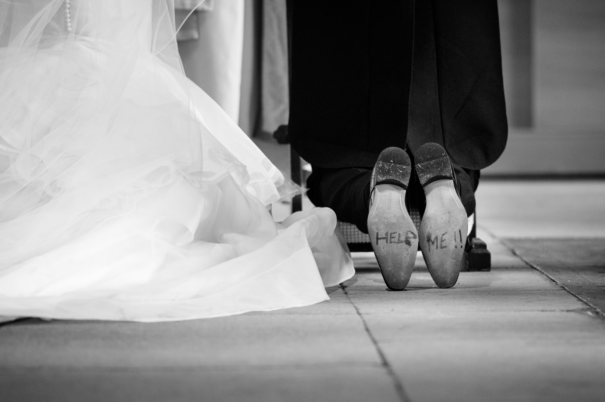 'Help me' on the sole of the groom's shoes during the prayers