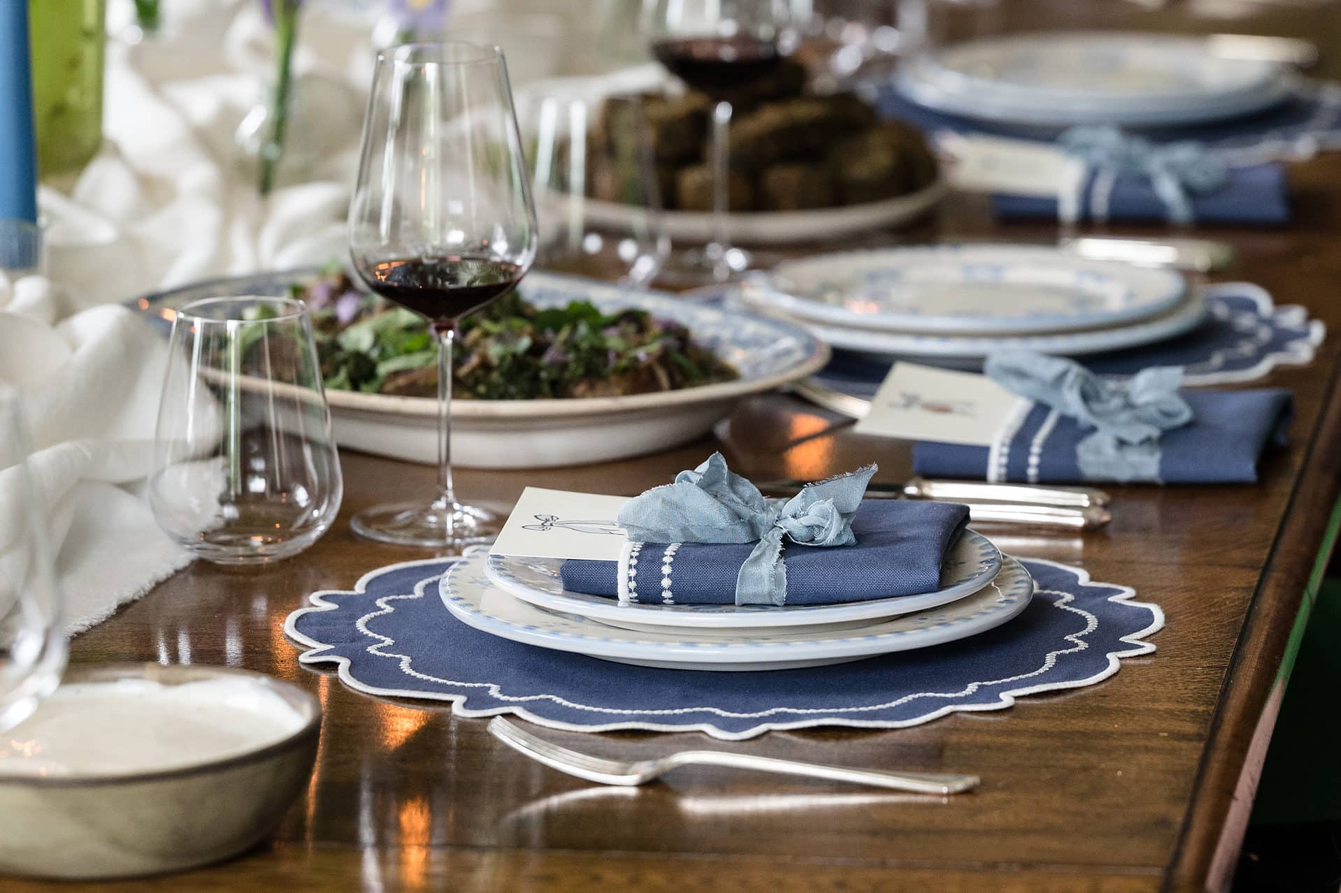 Dinner placesettings in shades of blue