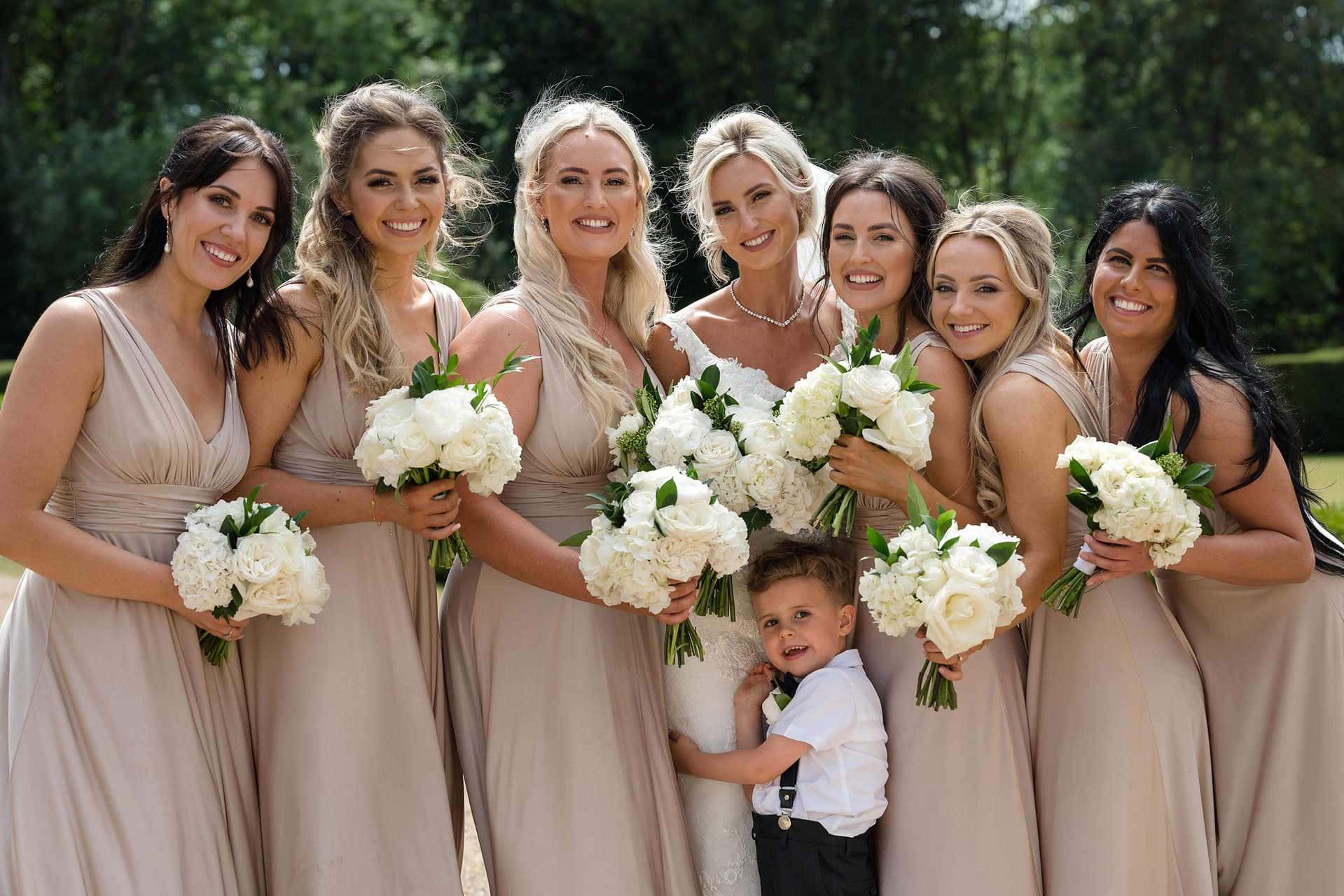 Group photo of bride and her bridesmaids